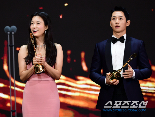Han Hyo Joo và Jung Hae In nhận giải Ngôi sao được yêu thích. Ảnh: Sports Chosun
