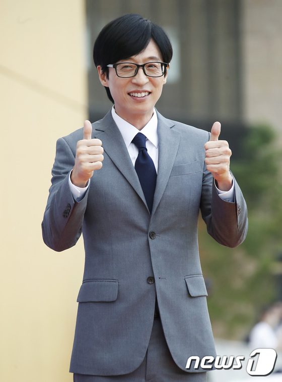 Yoo Jae Suk - MC Quốc dân Hàn Quốc - diện âu phục lịch lãm quen thuộc. Anh được đề cử Nam nghệ sĩ giải trí xuất sắc nhờ show Play You.