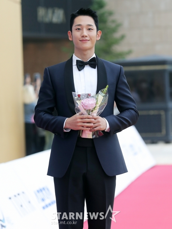 Tài tử Jung Hae In được fan tặng hoa trên thảm đỏ.