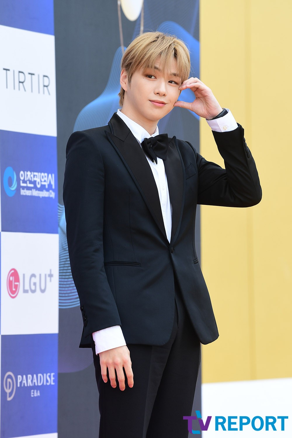 Ca sĩ thần tượng Kang Daniel. Anh nổi tiếng châu Á nhờ gương mặt sáng, chiều cao trên 1,8 m và tài năng.