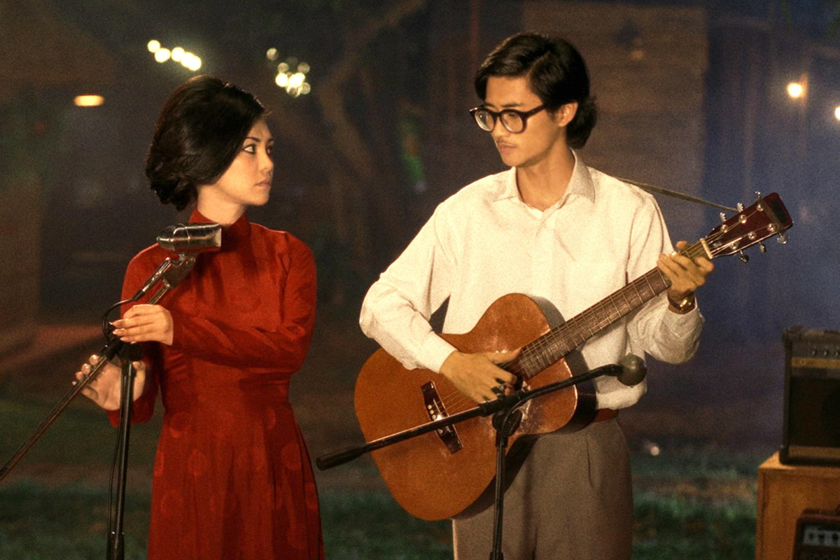 Phân cảnh biểu diễn của nhân vật Khánh Ly - Trịnh Công Sơn do Bùi Lan Hương, Avin Lu thủ vai.
