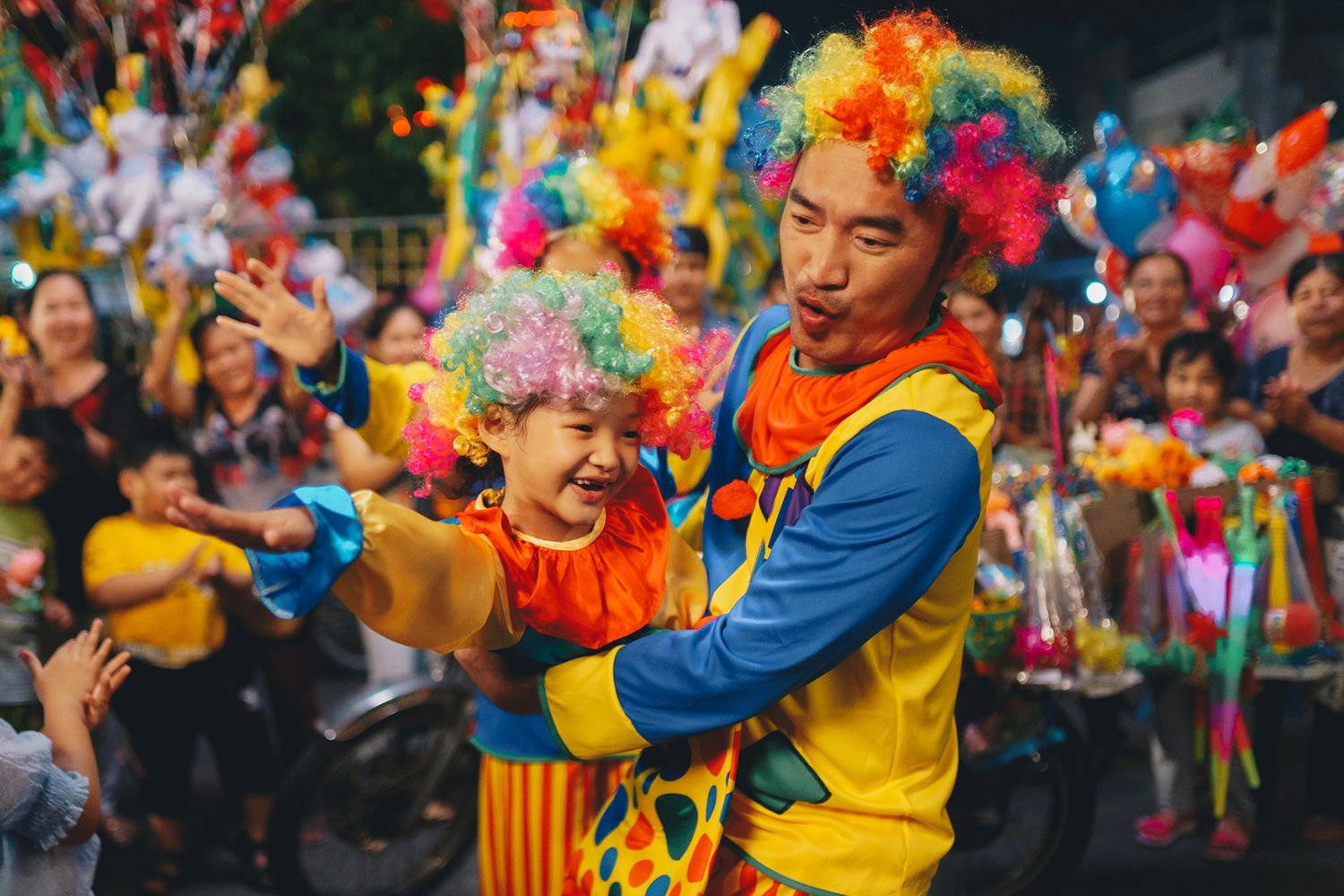 Bảo Thi cho biết xa nhà đóng phim, cô bé không cảm thấy vất vả vì luôn được cô chú trong đoàn quan tâm. Khoảnh khắc đáng nhớ trong phim là khi con lần đầu được chơi môn dù lượn cùng chú Tiến Luật và cô Vân Trang. Con hồi hộp lắm nhưng chú Tiến Luật còn la nhiều hơn vì chú sợ độ cao, cô bé kể kỷ niệm vui.