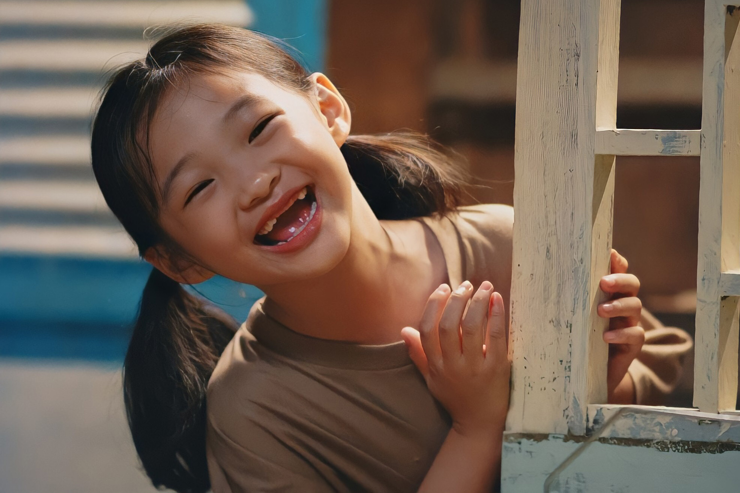 Diễn viên nhí gây ấn tượng qua nụ cười răng sún, vẻ lí lắc với mái tóc luôn cột hai bên. Dân chơi không sợ con rơi là dự án điện ảnh thứ hai Bảo Thi tham gia, sau Lật mặt: 48h của đạo diễn Lý Hải. Thu Trang cho biết trong quá trình làm phim, chị bị thuyết phục bởi sự chuyên nghiệp của cô bé dù phải xa nhà ghi hình nhiều ngày ở An Giang. Lúc mới bấm máy, Bảo Thi bị sún răng cửa. Sau thời gian hoãn quay vì dịch bệnh, cô bé đã mọc răng mới, êkíp phải dùng đồ họa vi tính chỉnh sửa để tránh sai raccord.