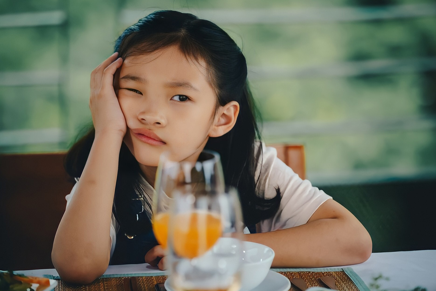 Bảo Thi có biểu cảm đa dạng trong những cảnh hài hước lẫn diễn nội tâm. Tiến Luật cho biết sau khi xem phim về, nhiều người quen của anh nói khóc vì những phân đoạn của sao nhí. Lối diễn của cô bé tự nhiên đến mức tôi cảm giác mình trở thành cha, không phải là bạn diễn của Bảo Thi. Sau khi đóng phim cùng bé, tôi muốn có con gái hơn bao giờ hết, anh nói.