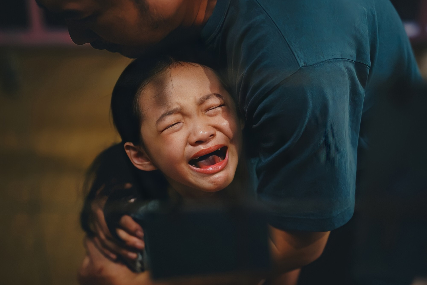 Một trong những phân cảnh gây xúc động của Bảo Thi là khi mẹ Thỏ (Vân Trang) từ Singapore trở về, muốn đưa cô bé sang nước ngoài định cư, Thỏ buộc phải lựa chọn. Bảo Thi diễn nhập tâm trong cảnh Thỏ ôm cha và khóc, nói: Tại sao con không thể có cả cha lẫn mẹ? Con muốn có cả hai.