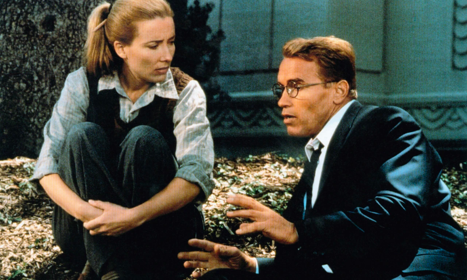 Vai bác sĩ Alexander Hesse trong Junior (1994) được nhiều nhà phê bình đánh giá là thử thách lớn với Schwarzenegger. Tuy nhiên, ông hoàn thành xuất sắc với sự hỗ trợ của nữ diễn viên giàu thực lực Emma Thompson. Dự án cũng giúp tài tử nhận một đề cử nam chính tại Quả Cầu Vàng.