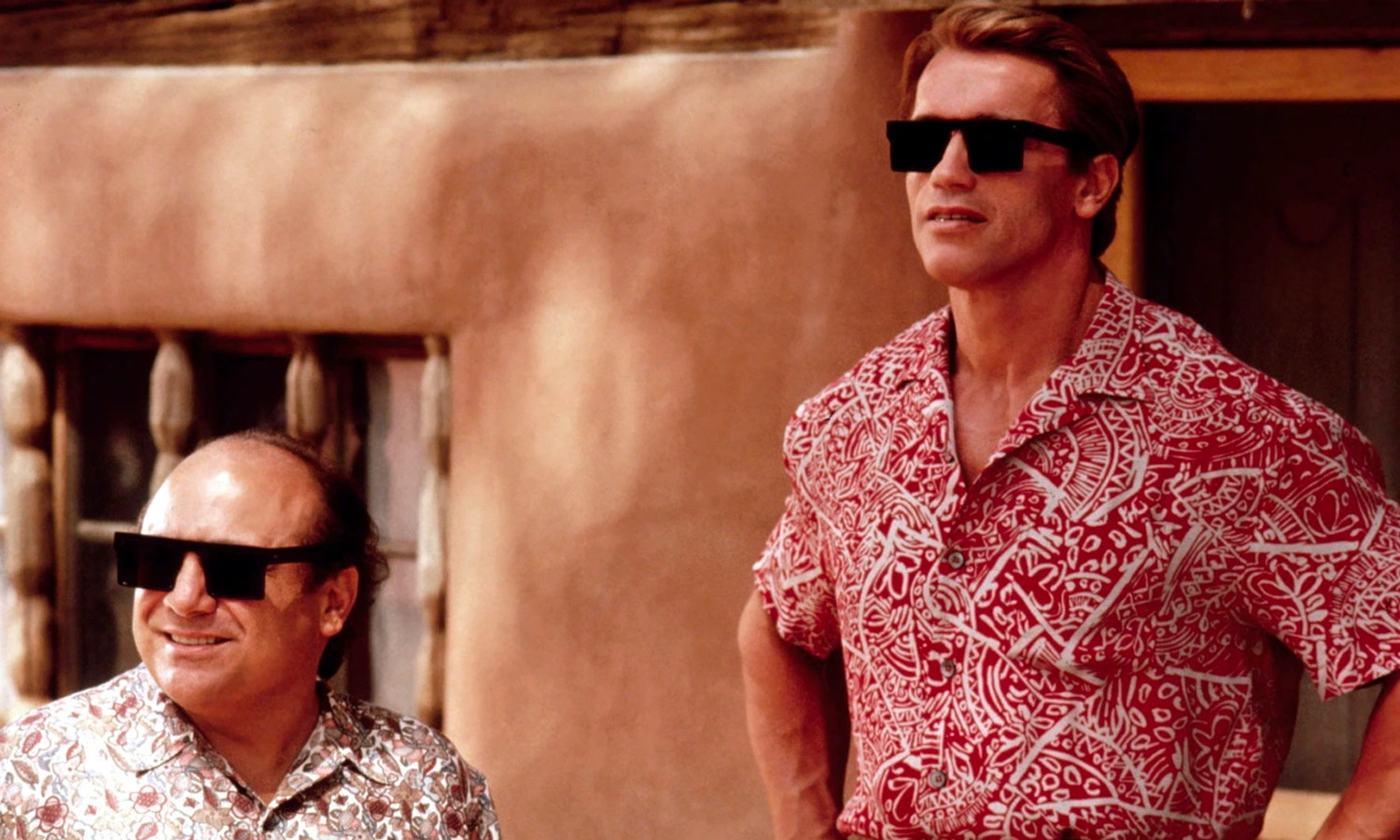 Với Twins(1988), Schwarzenegger cùng bạn diễn Danny DeVito gây ấn tượng trong kịch bản theo mô-típ đôi bạn hài hước quen thuộc của Hollywood. Hai người vào vai một cặp song sinh ly thân, đoàn tụ để tìm hiểu lý do họ có ngoại hình quá khác biệt.