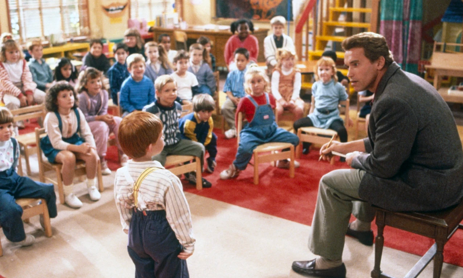 Kindergarten Cop (1990) được giới phê bình đánh giá là một trong những dự án thú vị nhất của Schwarzenegger. Sau khi thành công với hàng loạt bom tấn hành động, tài tử thể hiện sự duyên dáng trong một bộ phim hài - gia đình. Ông hóa thân một thám tử giả vờ làm giáo viên mầm non để điều tra. Tác phẩm thành công tại phòng vé với doanh thu 202 triệu USD, gấp nhiều lần ngân sách 20 triệu USD đầu tư ban đầu.