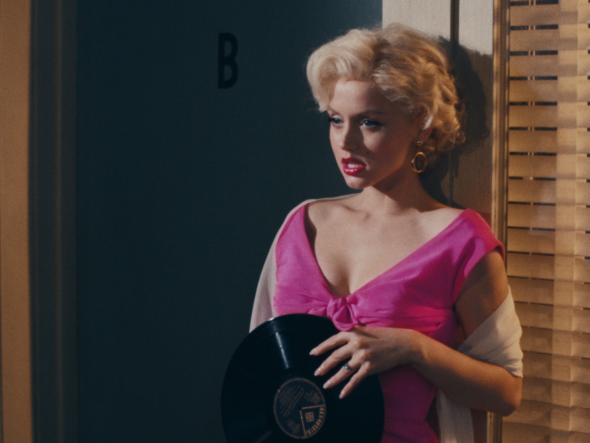 Ana de Armas trong tạo hình minh tinh Marilyn Monroe. Ảnh: Netflix